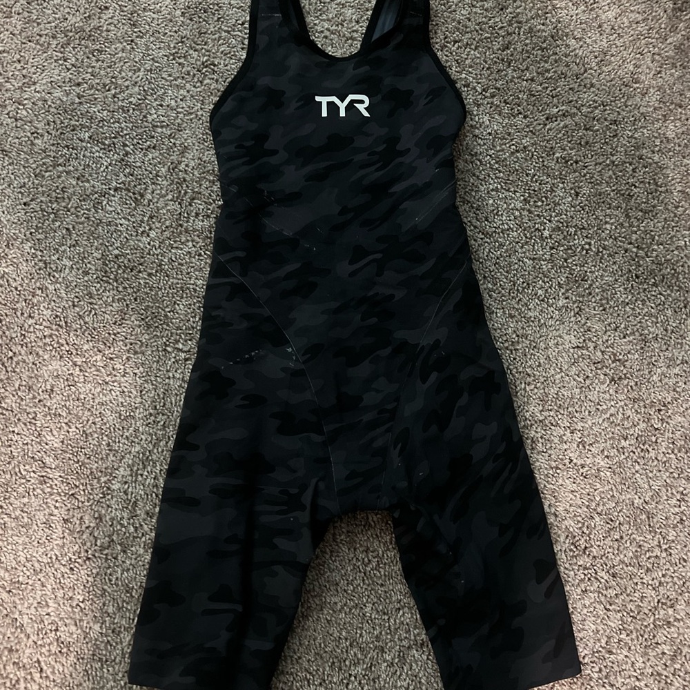 TYR Venzo Dark Camo Tech Suit- size 22